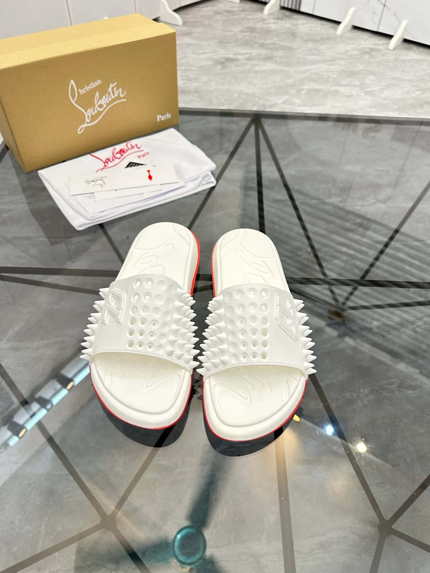 Men's shoes: 💰P300¥ Product trademark: CL red-soled shoes* "CL*" slippers Regular size: 38-44 (men's 45.46 can be customized) Product materials: imported cowhide upper, professional 5D craftsmanship, high-end rivets, sheepskin lining, original outsole. Number: 789